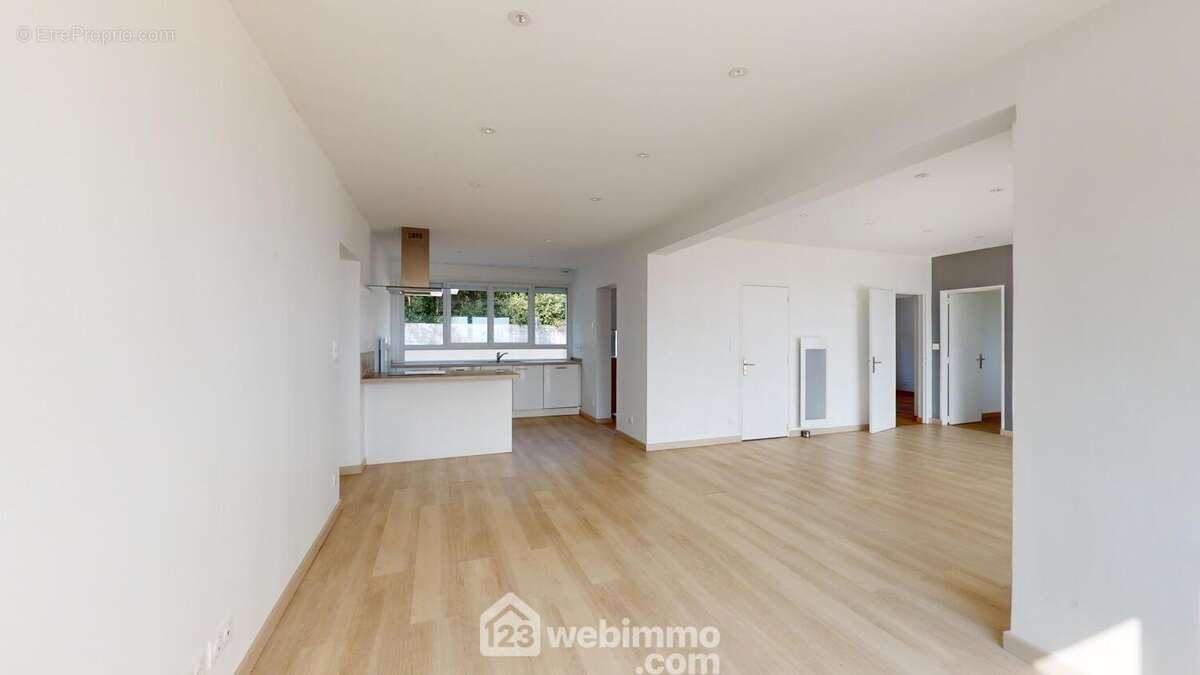 Pièce de vie avec cuisine américaine - Maison à JARD-SUR-MER