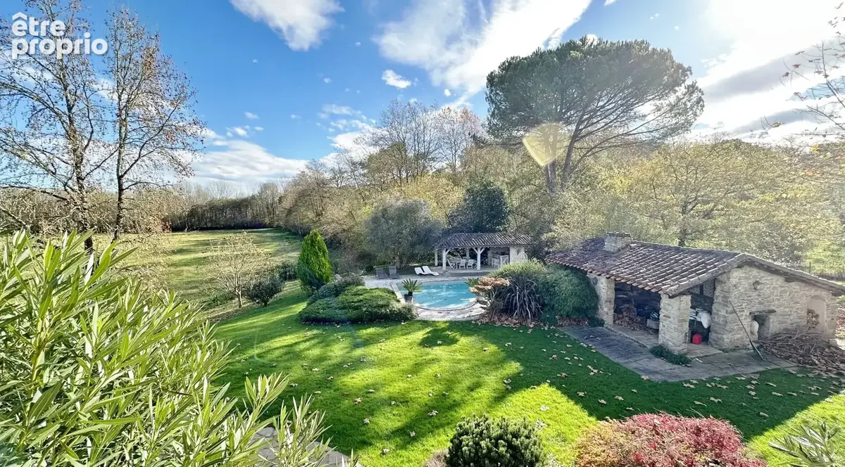 Propriete de type t8 de 292 m2 + 2 dependances + piscine + 3 garages - photo 3
