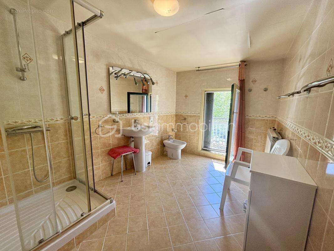 Maison de village de caractère – 210 m², fort potentiel, garage et dépendances - photo 12