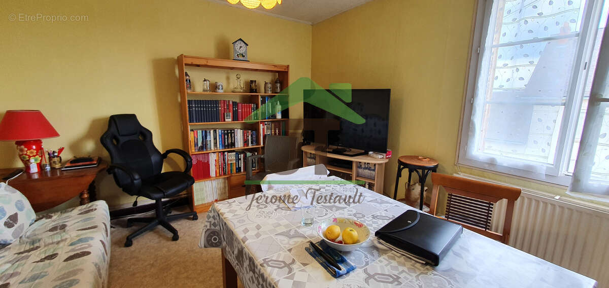 À Châteaudun, immeuble avec 2 logements 56000 € - photo 3