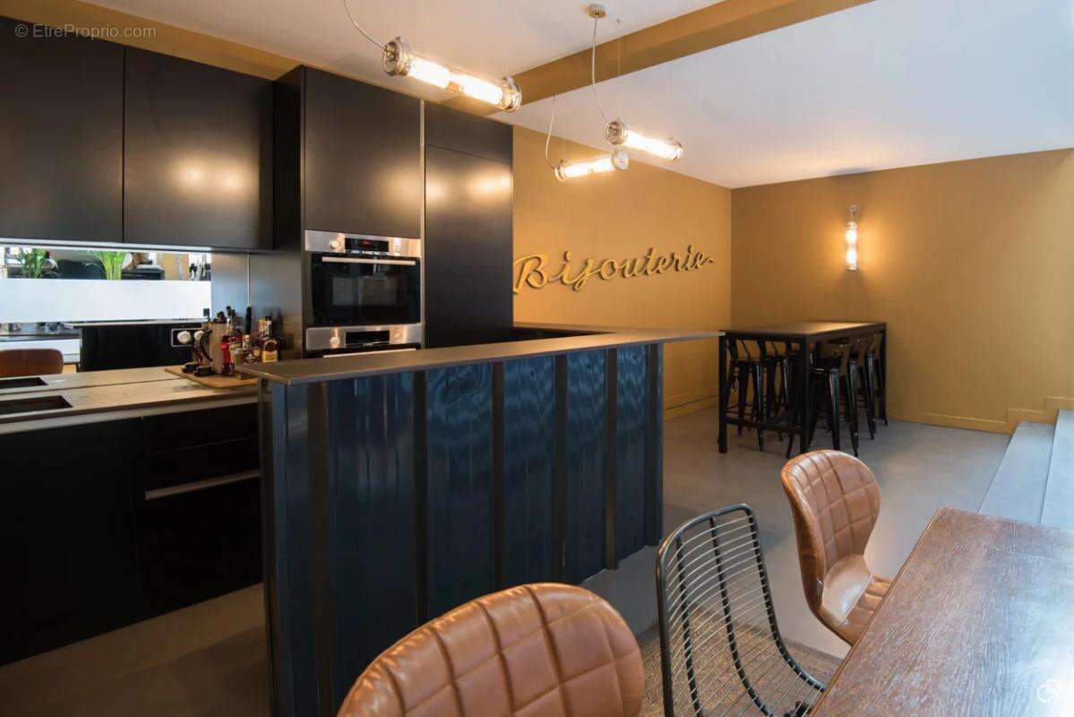 Très beau LOFT à vendre développant 265 m², fonctionnel, Clé en main entièrement rénové par architecte . Possibilité de location - photo 4
