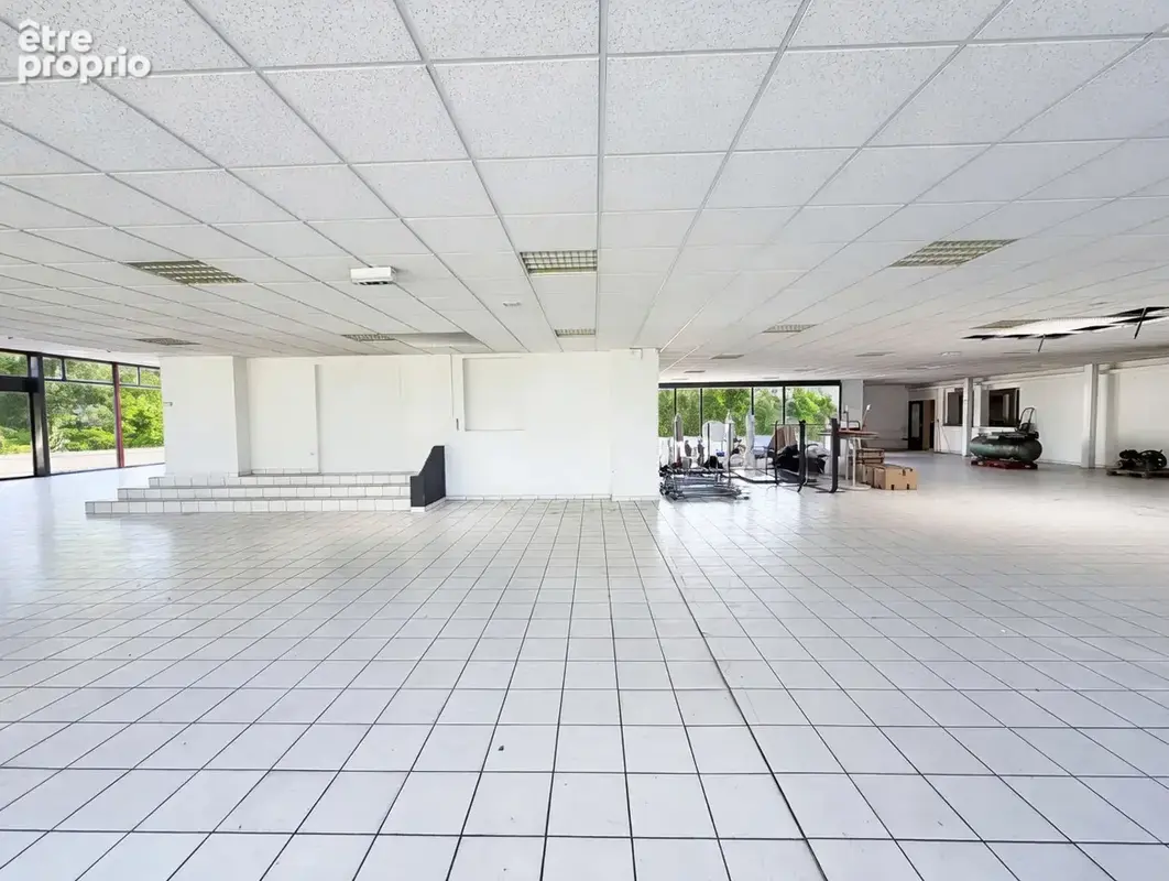 LOCAL COMMERCIAL / SHOWROOM   Route de Rouffach (proximité immédiate Hyper U)   590 m2 + bureaux   axe très pa - photo 4