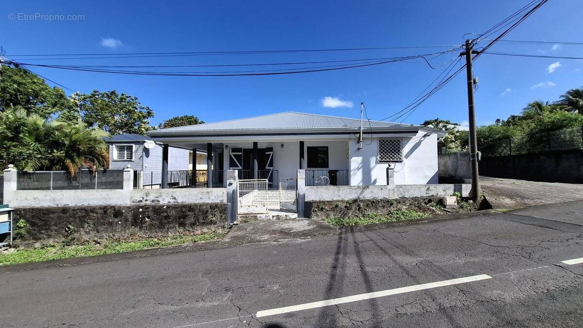 A VENDRE : maison (100 m²) à GOURBEYRE (97113) - photo 1