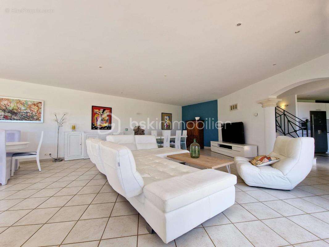 Quartier recherché  - Élégante villa familiale 9 pièces avec grand terrain et piscine à débordement - photo 10