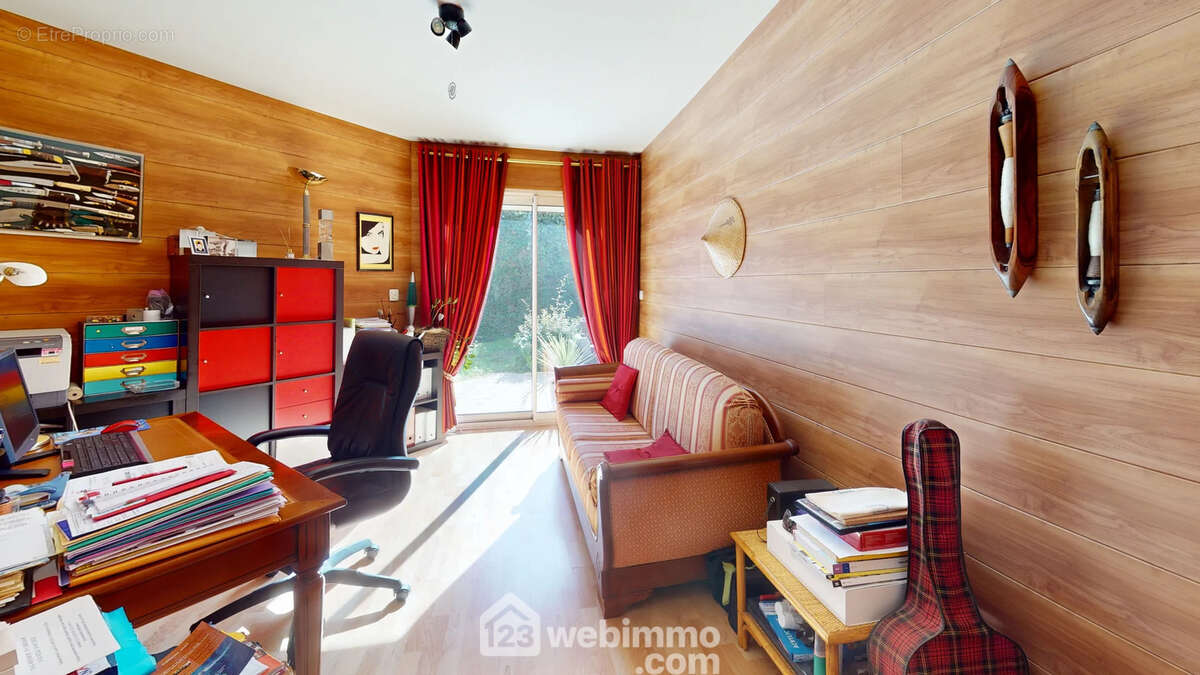 Chaleureux bureau de 11m². Il peut faire une 4ème chambre sur ce niveau. - Maison à TALMONT-SAINT-HILAIRE