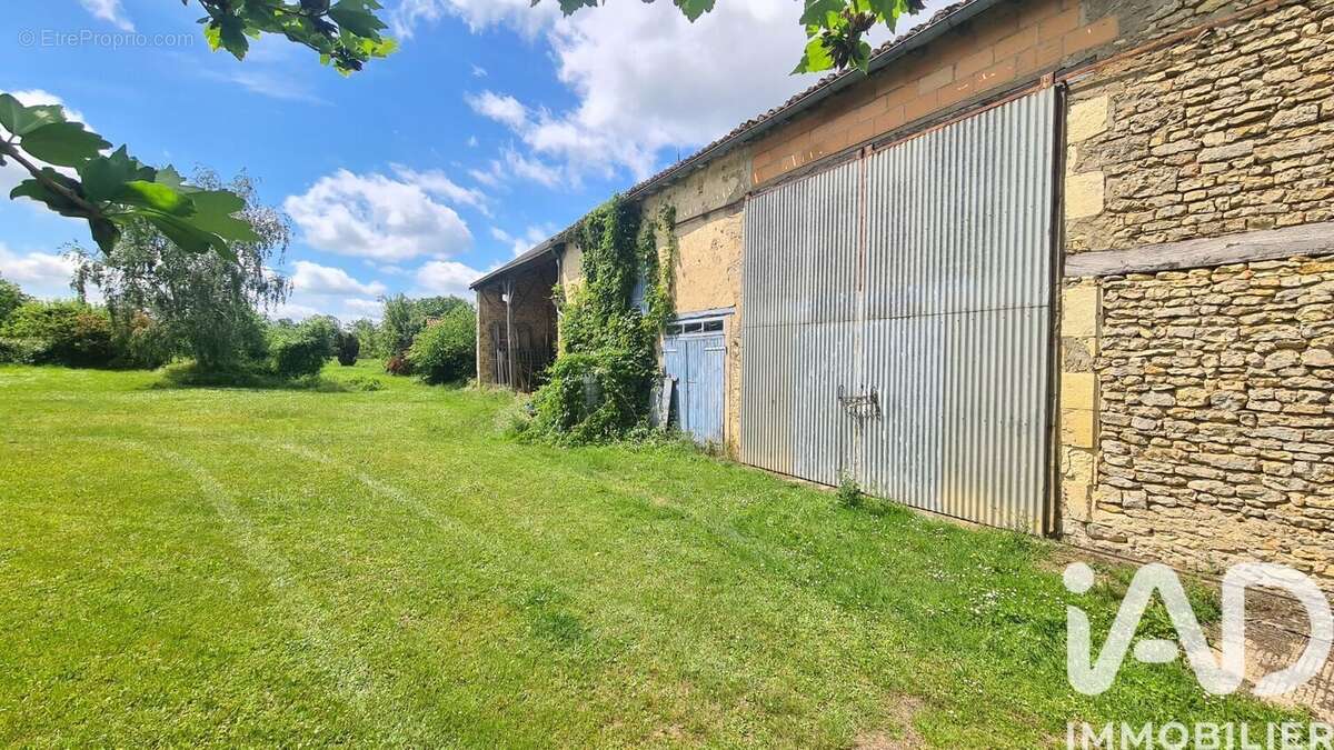 Maison 200 m² à Cherves  - photo 8