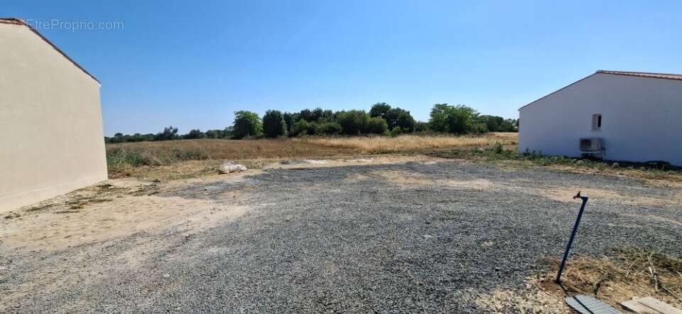 Terrain 369 m² à Le Gua  - photo 2