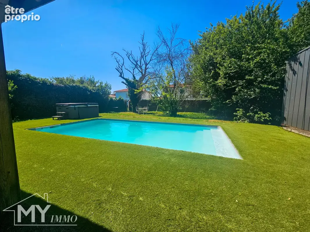 PINEUILH – Maison familiale avec piscine, spa et beaux espaces extérieurs - photo 14