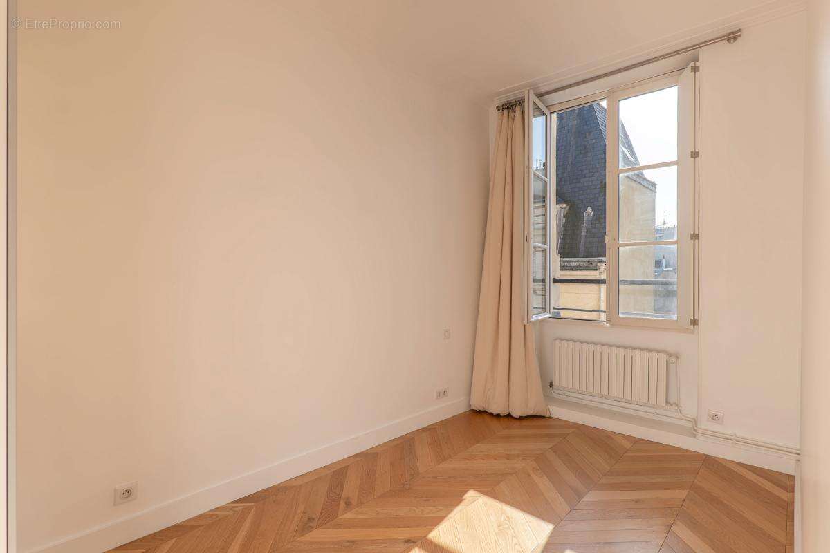 Appartement à PARIS-1E