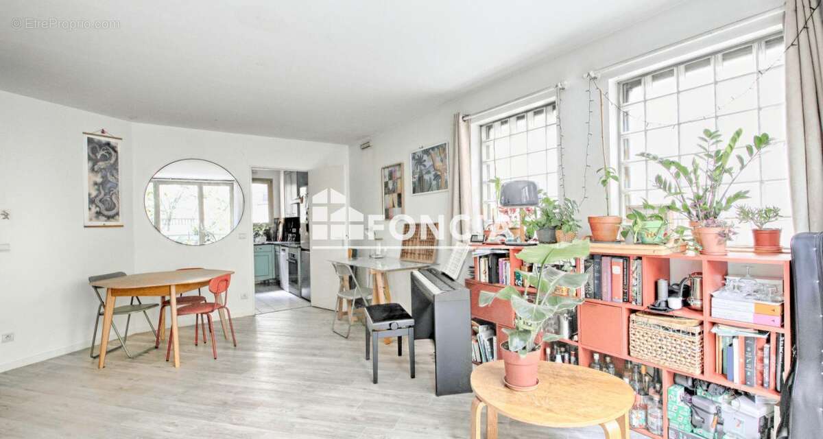Tram jean moulin studio transformable en 2p dans immeuble recent - photo 3