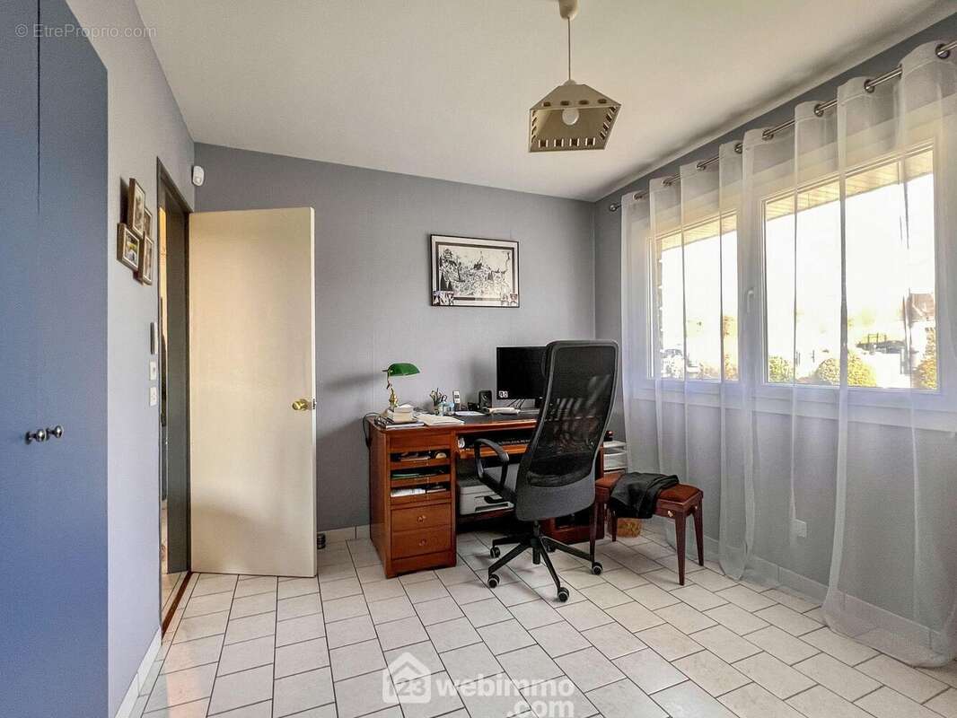 Première chambre au RDC, actuelle bureau de 11m² avec placard - Maison à BRAS-SUR-MEUSE