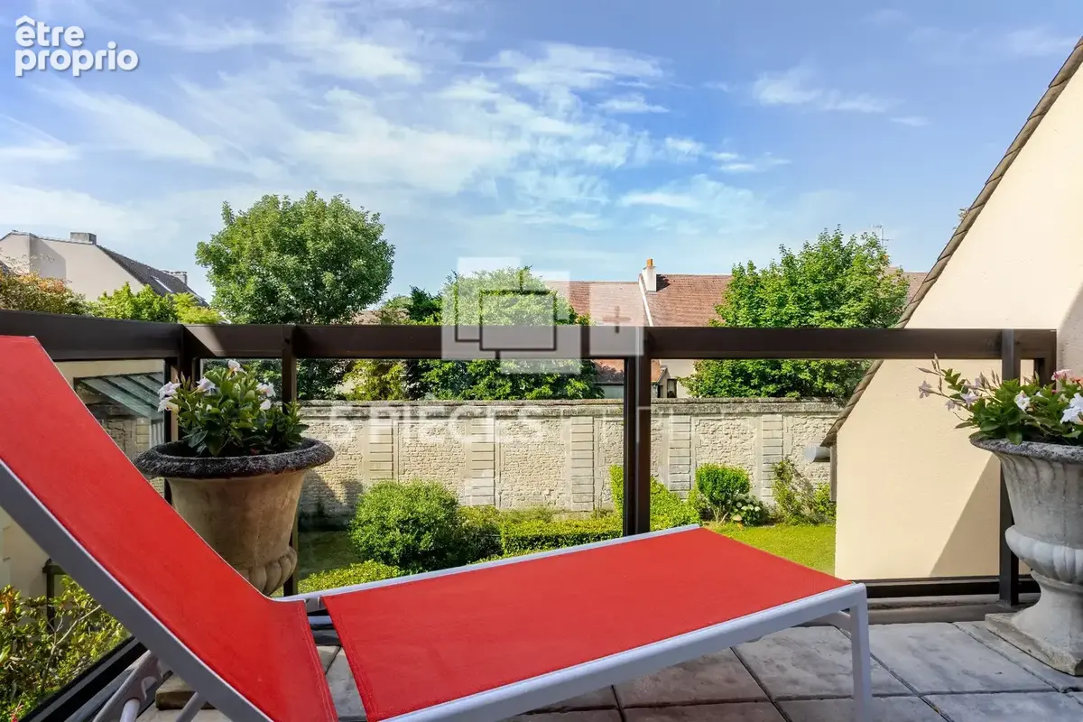 RARE - DERNIER ETAGE avec ascenseur - Superbe appartement avec terrasse, cave et double stationnement - photo 5