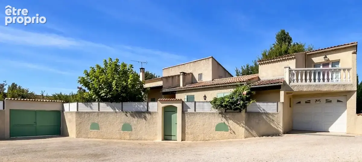 EYGUIÈRES (13)  Maison de 165 m² habitables, 5 chambres avec piscine, cour & garage - photo 19