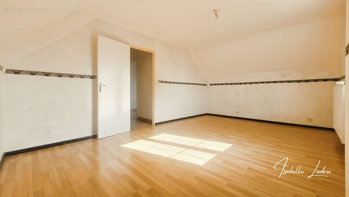 Maison à SAINT-JULIEN-DE-VOUVANTES