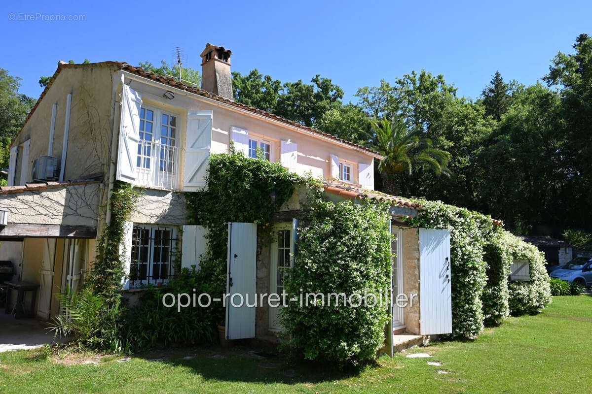 Maison à CHATEAUNEUF-GRASSE