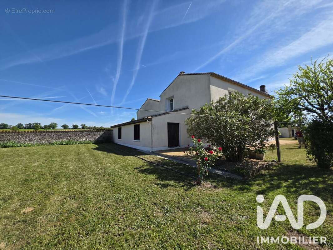 Maison 176 m² à Saint-Cybardeaux  - photo 2