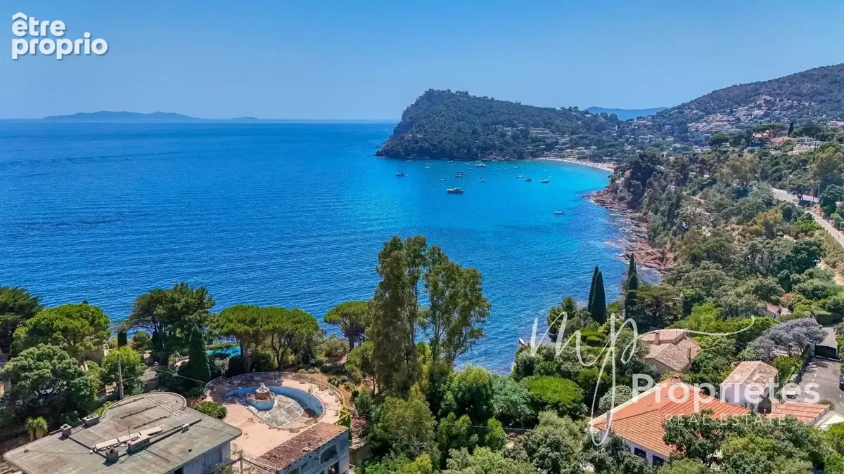 A VENDRE Maison  Rayol Canadel sur Mer. Propriété 300m² vue mer piscine proche plage - photo 2