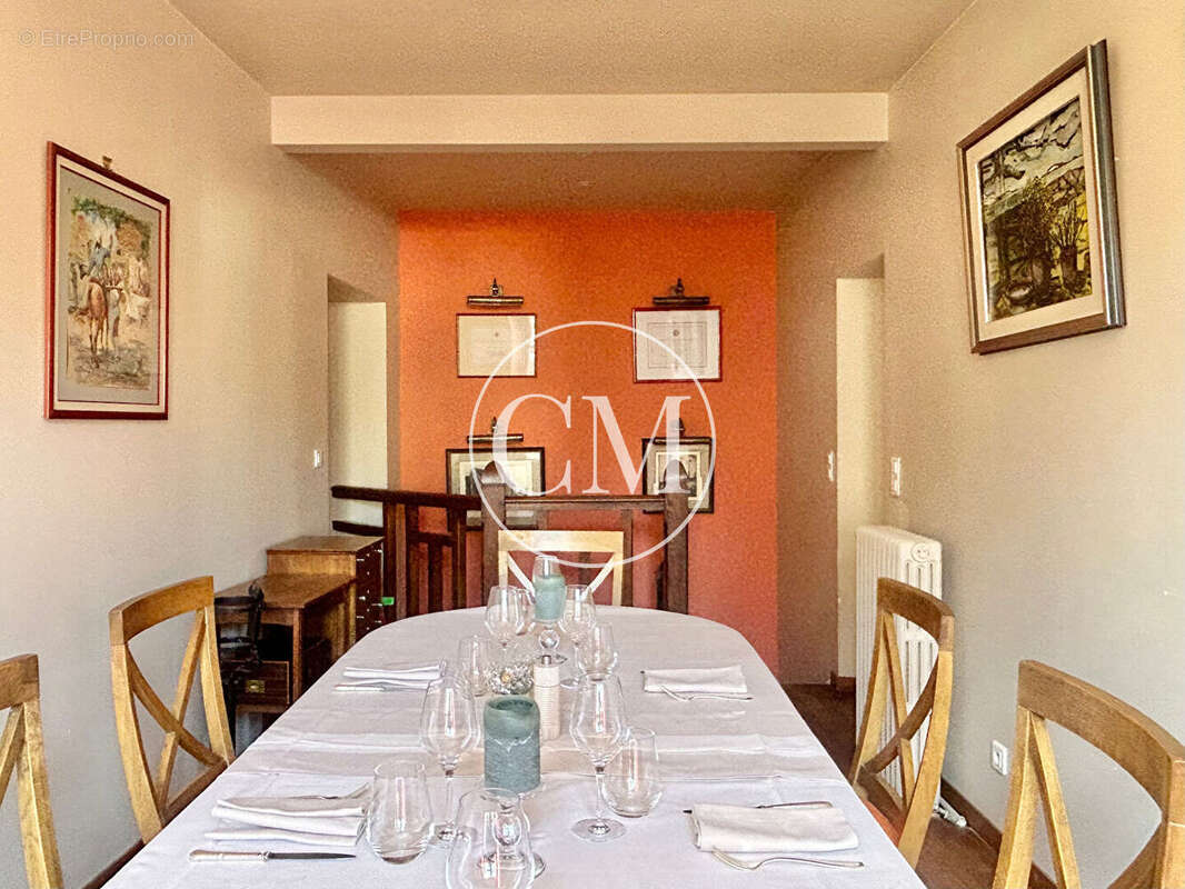 Commerce à LES MESNULS