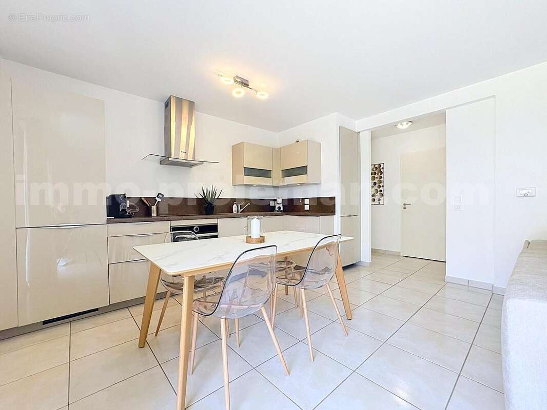 Appartement_veigy_foncenex_3_pièces_proche_commerce_bus_exterieur_proche_douane_suisse_geneve_salon_séjour_balcon_cuisine_