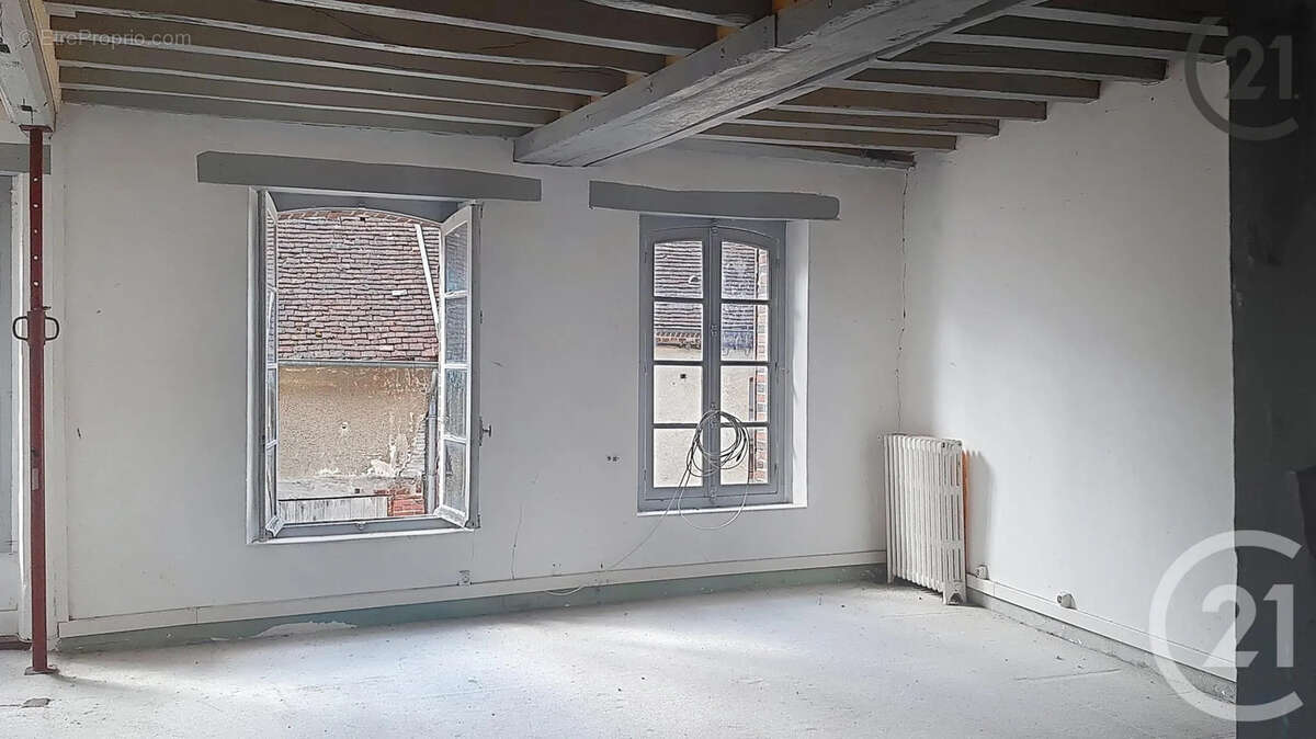 Maison à LA FERTE-LOUPIERE