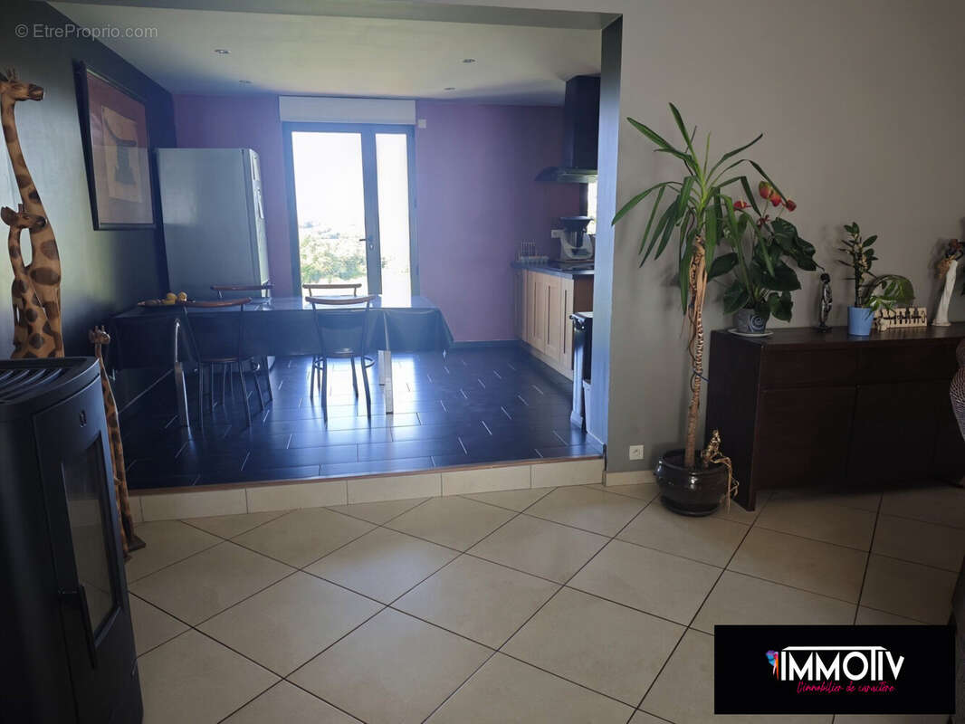 coin repas entre cuisine et séjour double - Maison à LOCMARIA-PLOUZANE