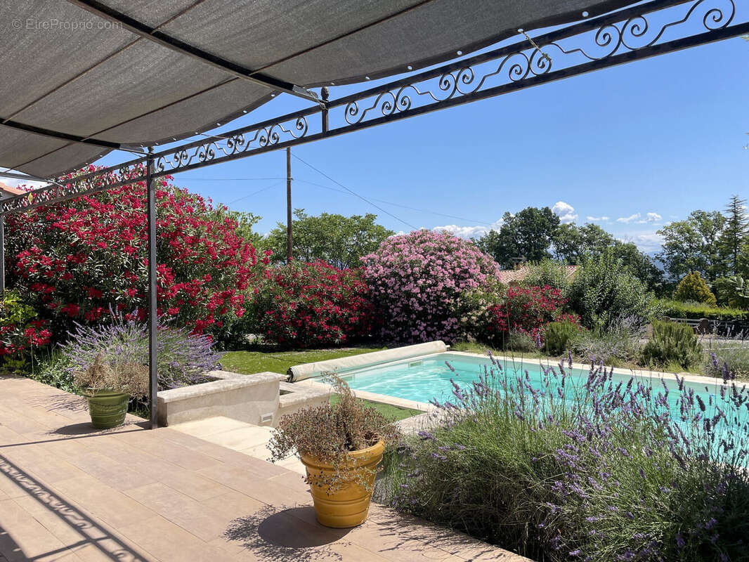 Dickjan POPPEMA d' eXp France vous propose cette magnifique villa avec 5 chambres, grande salon, piscine, grand jardin - Maison à PIERREVERT