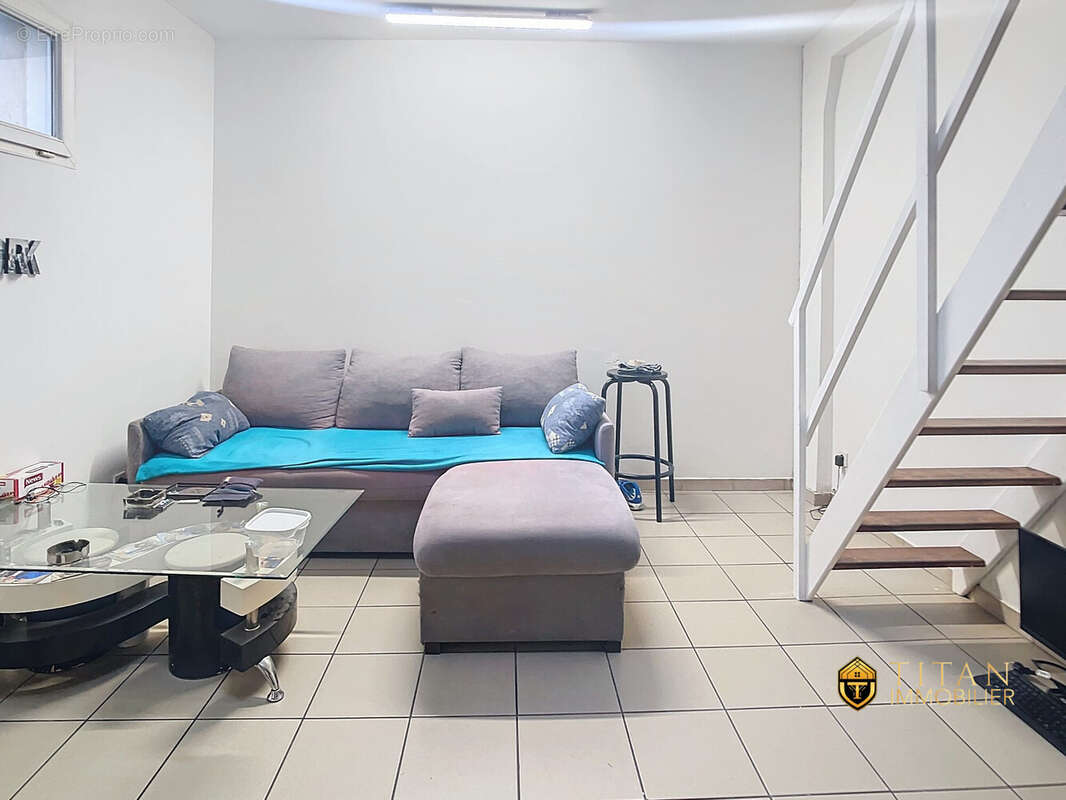 Immeuble de rapport-5 studios, 1 local commercial, un garage à Calais (62100)-titan-immobilier - Appartement à CALAIS