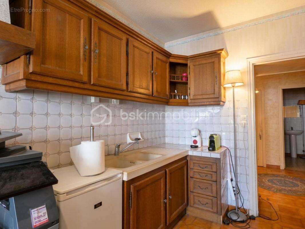 Marennes centre – Maison familiale en pierre de 145 m², 4 chambres, cour sans vis-à-vis et garage - photo 3