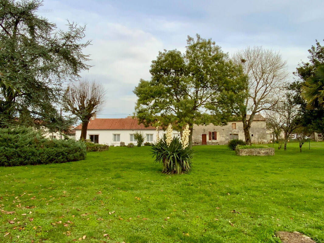 Maison à SAINT-GENIS-DE-SAINTONGE