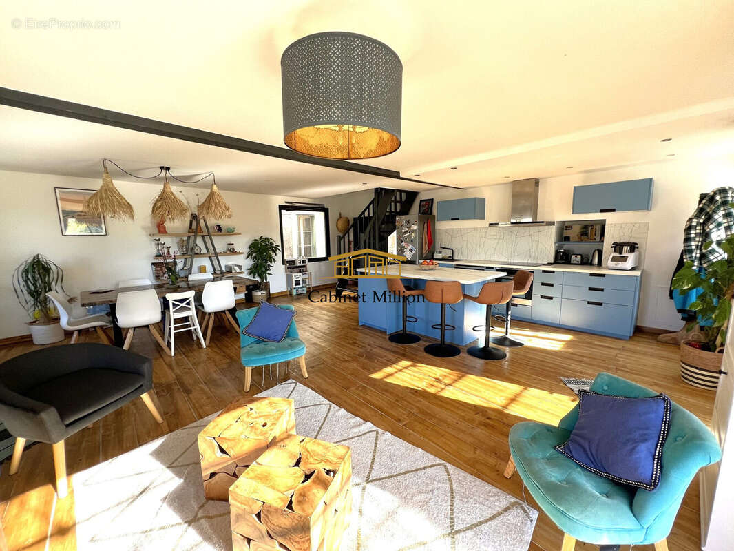 Maison à VIC-LA-GARDIOLE