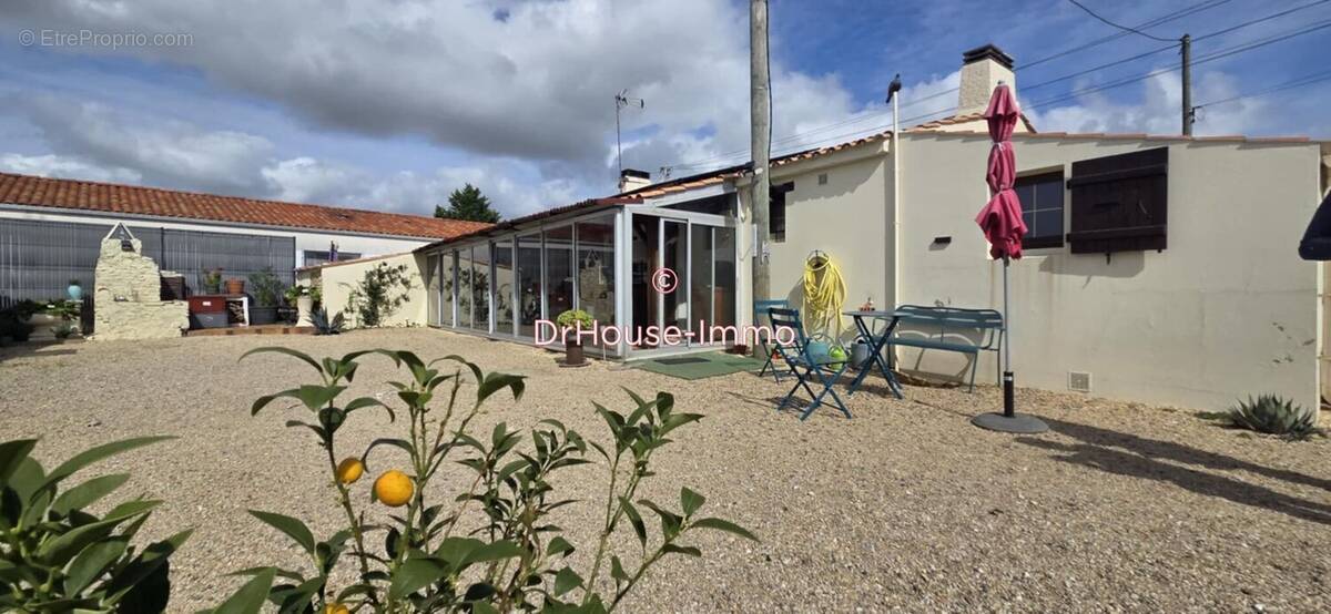 Maison à CHAMPAGNE-LES-MARAIS