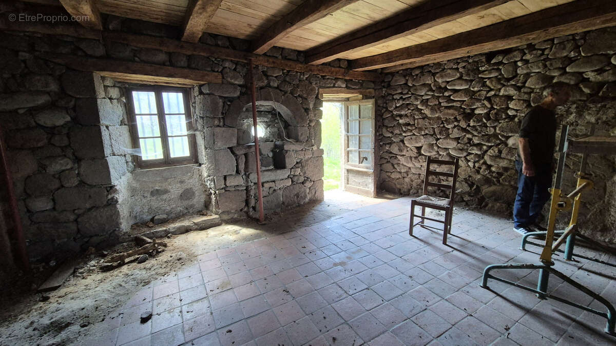Maison à MANDAILLES-SAINT-JULIEN