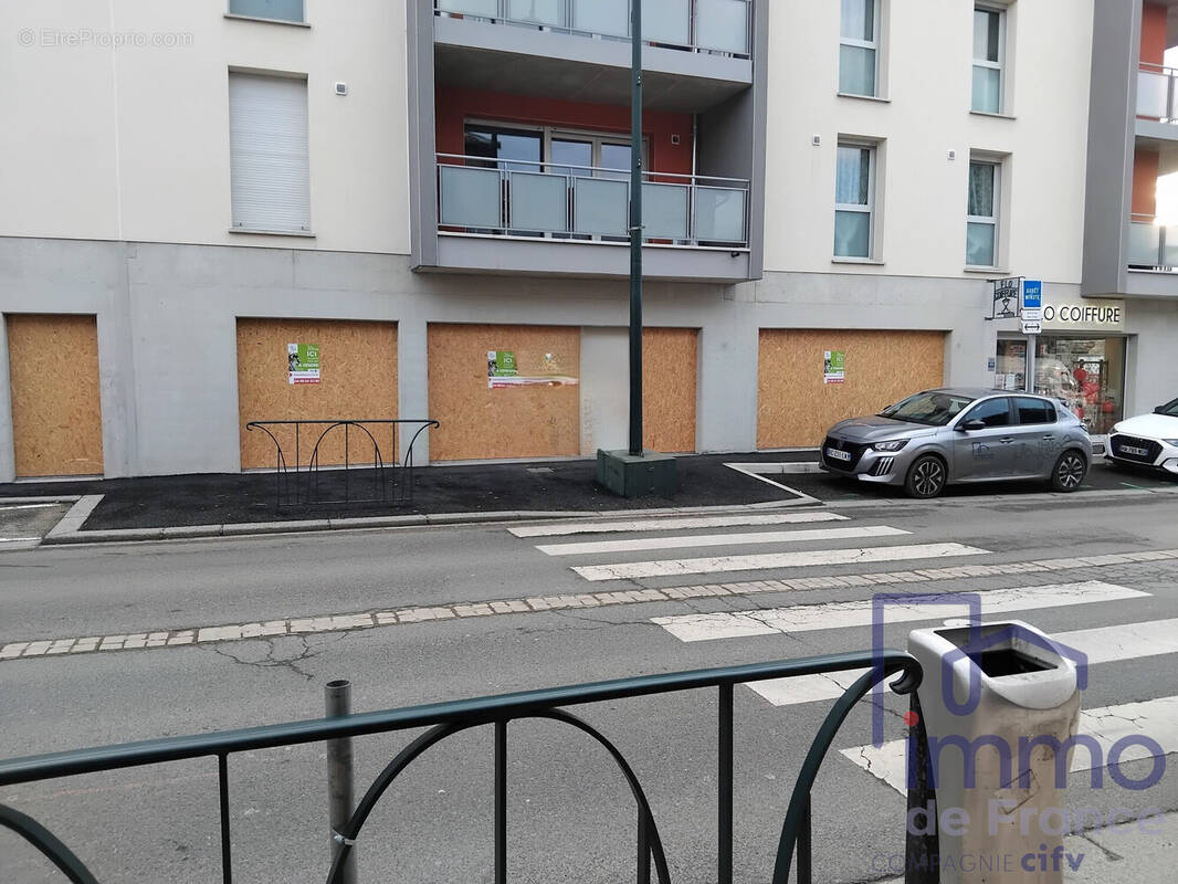 Commerce à SAVIGNEUX