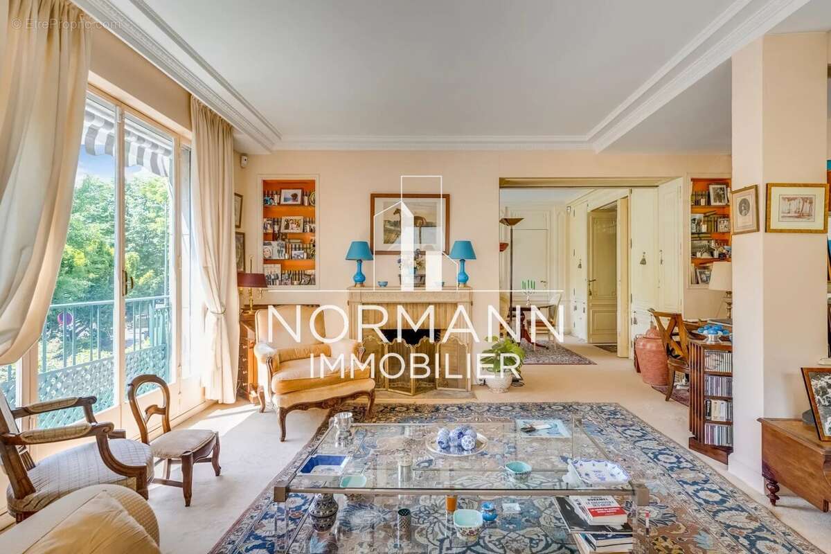 Appartement à PARIS-16E