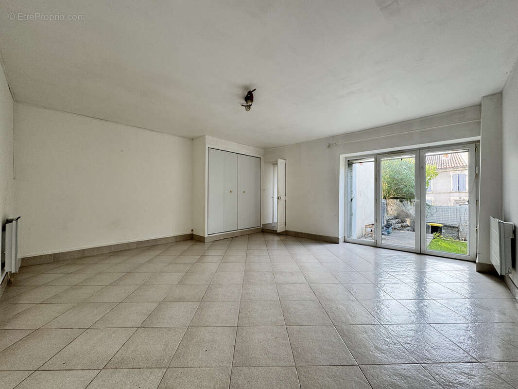 Maison à BARBEZIEUX-SAINT-HILAIRE