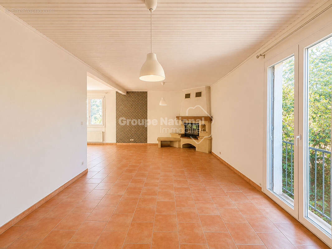 ENSUES LA REDONNE: Villa de type 6 de 142 m2 sur un terrain de 1066 m2. - photo 13
