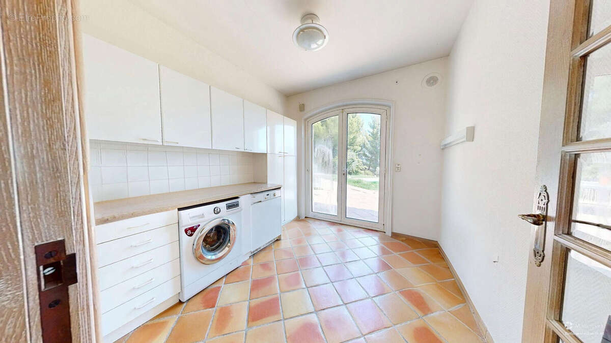 A vendre, Maison de Type 4 de plain-pied - Marseille 11e La Valentine ? 270 m², Vue panoramique & Piscine à débordement- 4 garag - photo 14