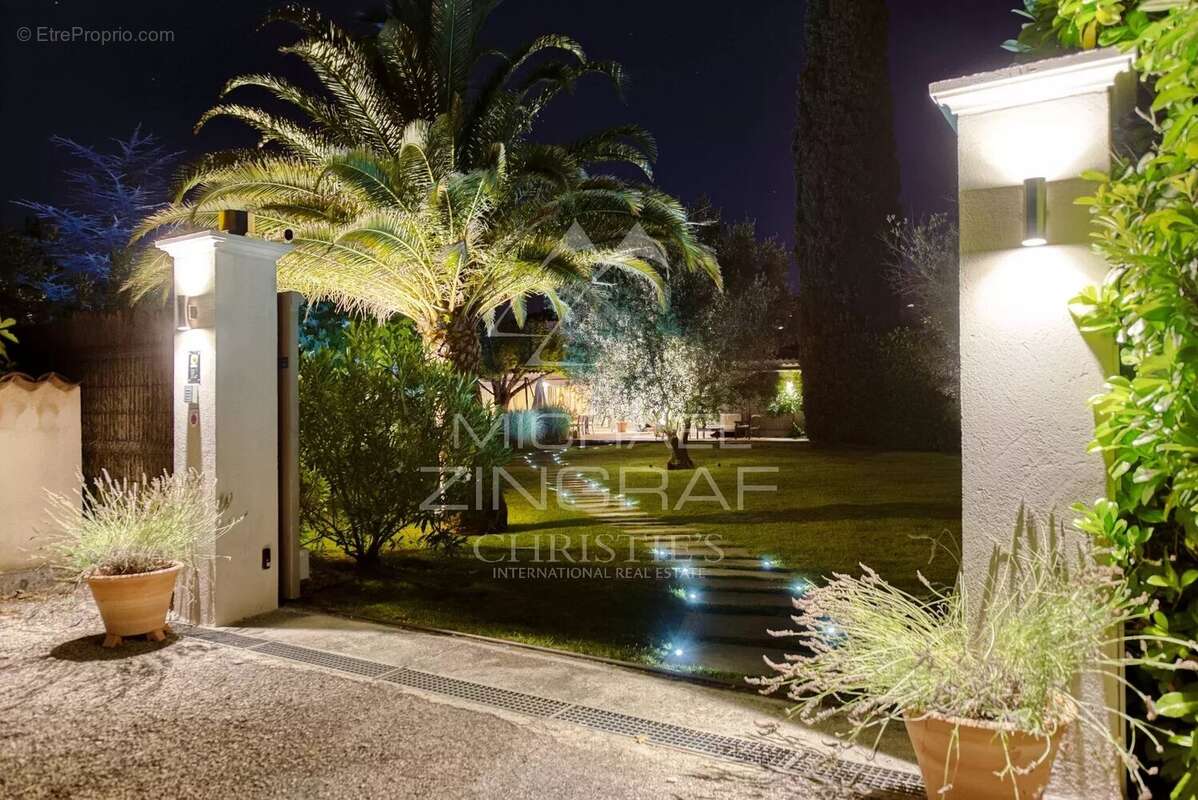 Propriété familiale avec jardin paysager et espaces de loisirs - photo 2