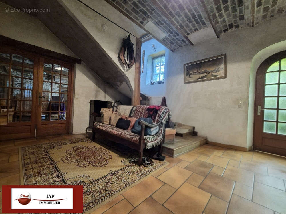 Maison ancienne de caractère avec dépendances - photo 3