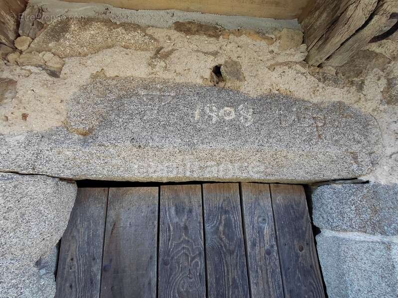 Maison de Maître du XVIIIe siècle avec dépendances et terrain de plus de 3 hectares – Puycapel (15) - photo 10