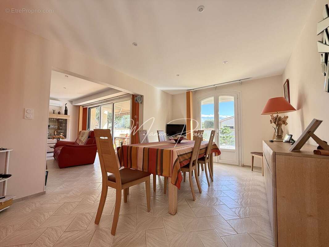 Maison 190 m² à Saint-Esteve  - photo 5