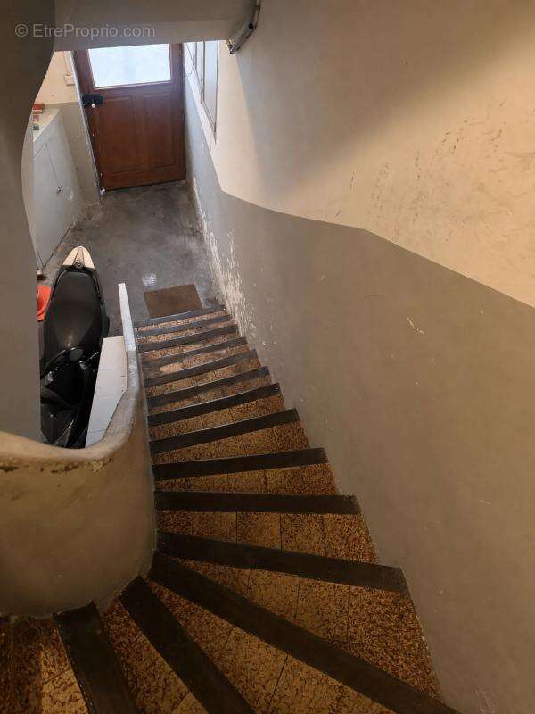 Immeuble de 9 pièces de 180 m² à Béziers (3 T2 et 1 T3-duplex) - photo 6