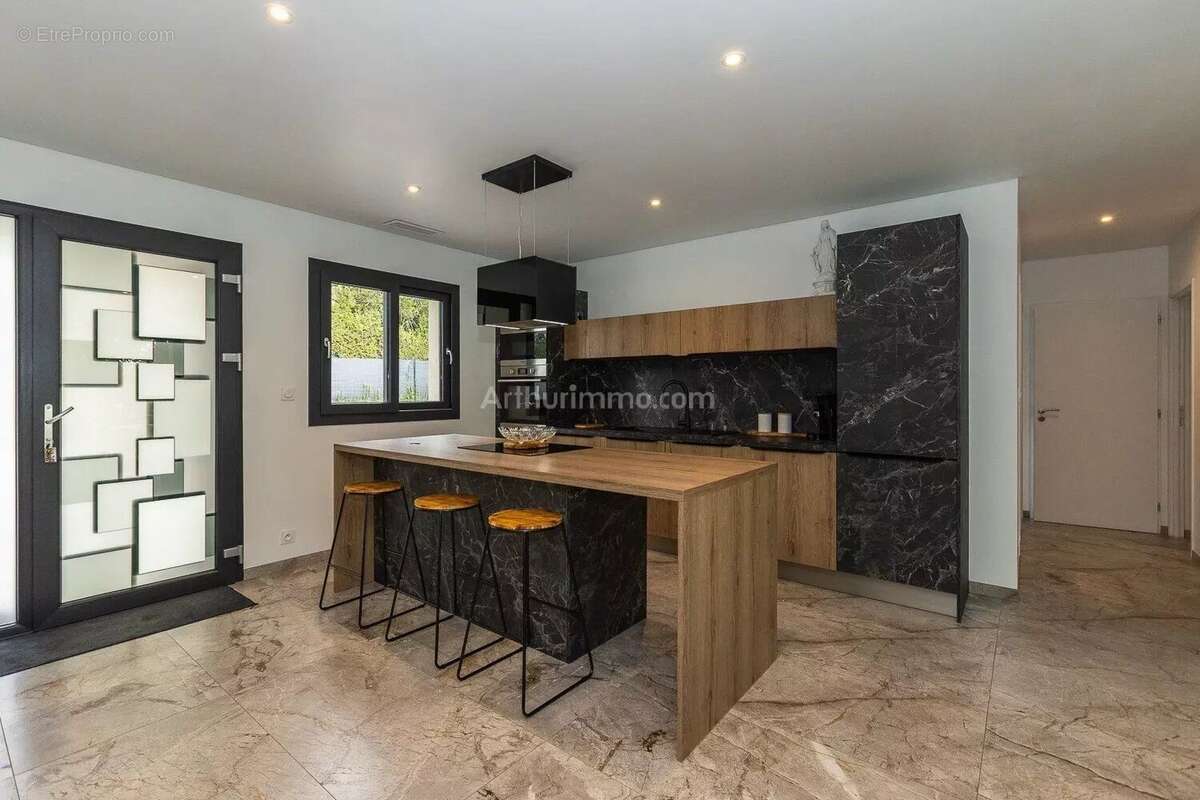 Maison à SAINT-VICTOR-DE-MORESTEL