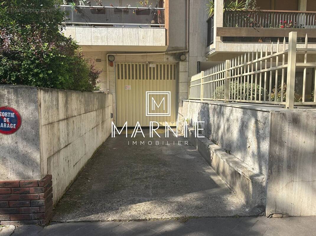 Parking à PARIS-15E