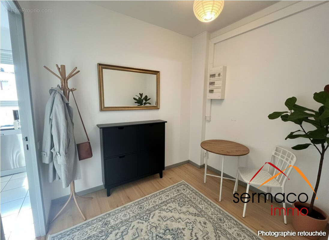 Entrée meublée avec l'IA - Appartement à SARREGUEMINES