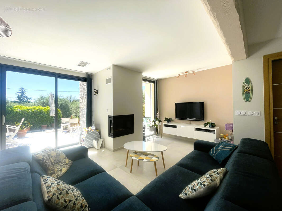 Grasse, PLASCASSIER : Rare à la vente Maison de Plain Pied sur Terrain Plat Entièrement Rénovée - photo 2
