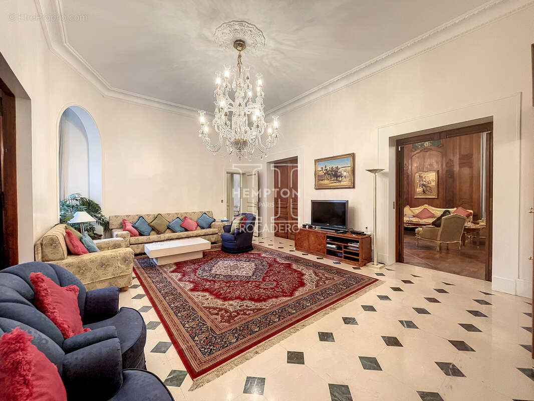 Appartement à PARIS-16E