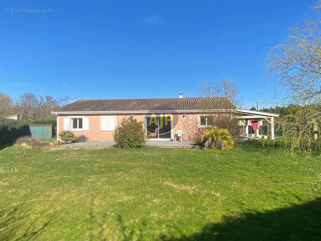 Maison à VENDAYS-MONTALIVET