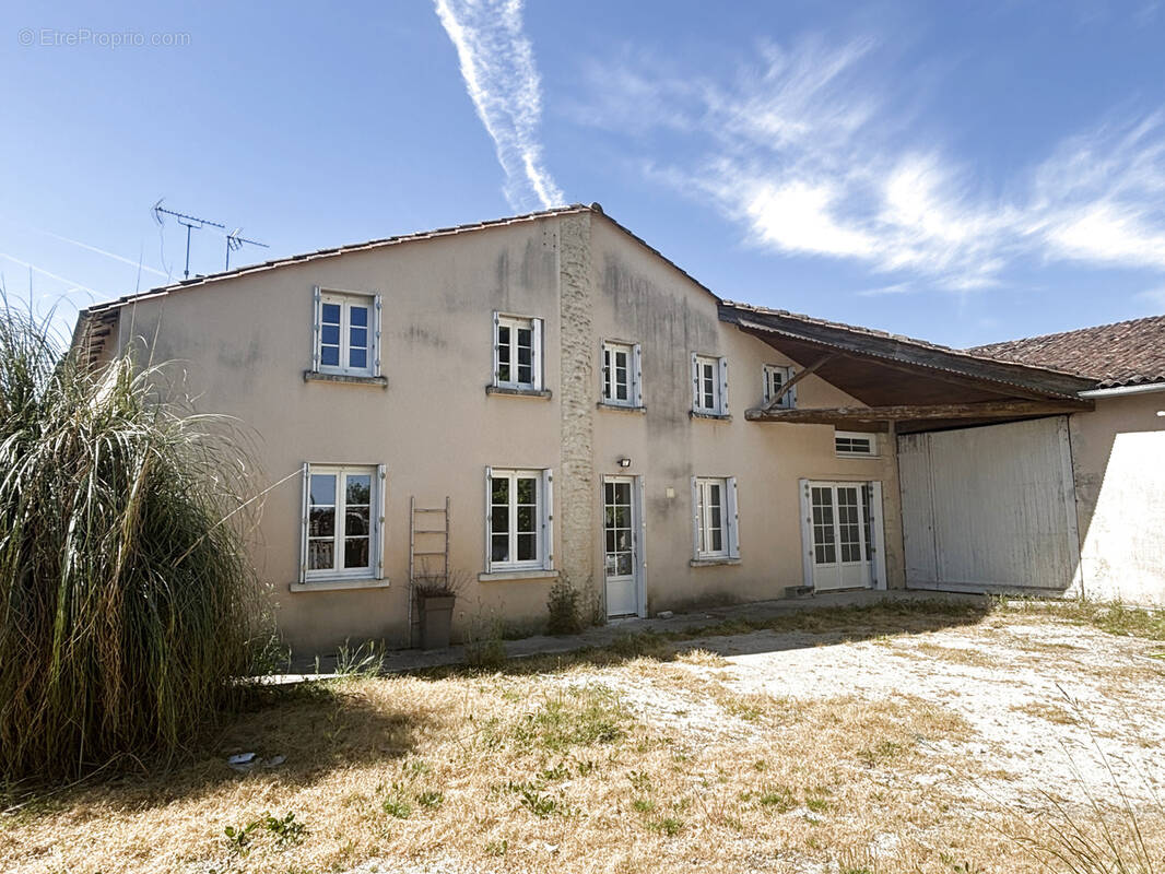 Maison à AUGE-SAINT-MEDARD