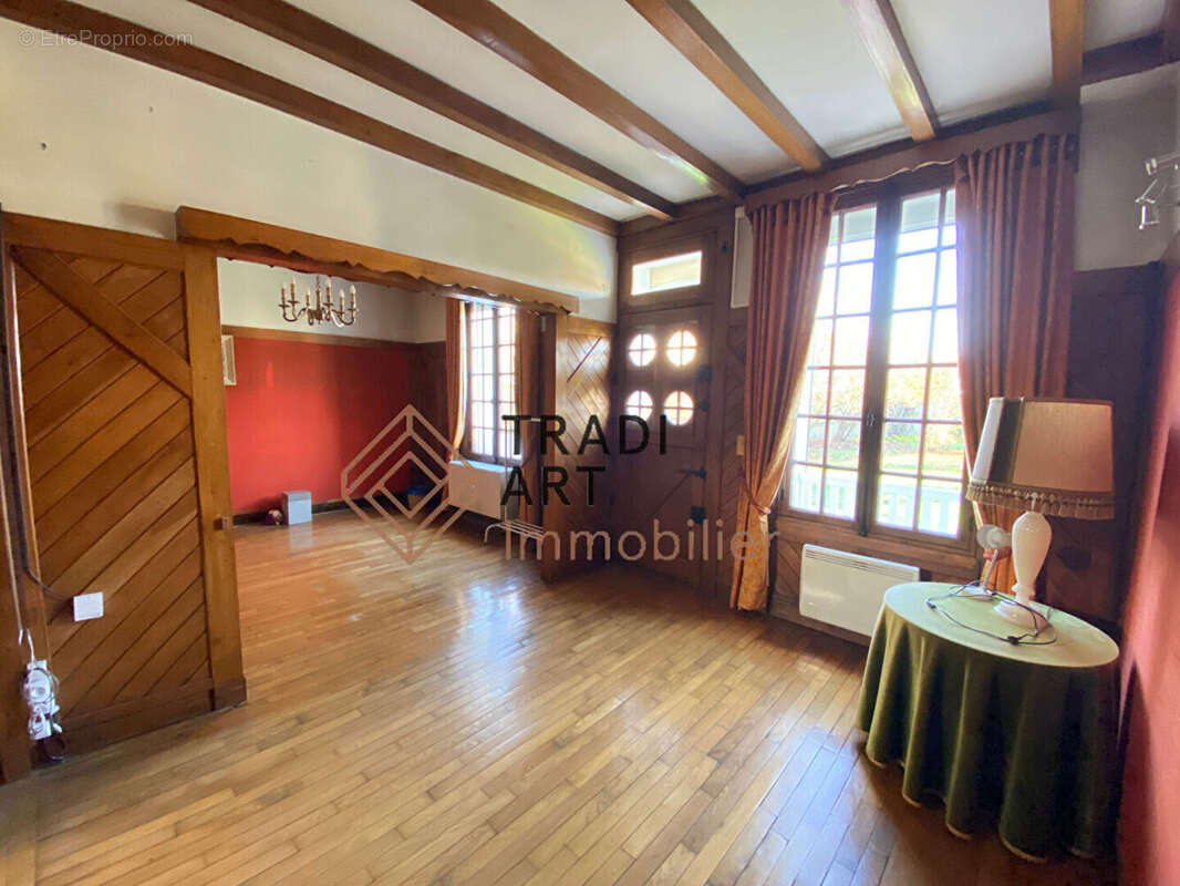 Maison à SAINTE-GENEVIEVE-DES-BOIS